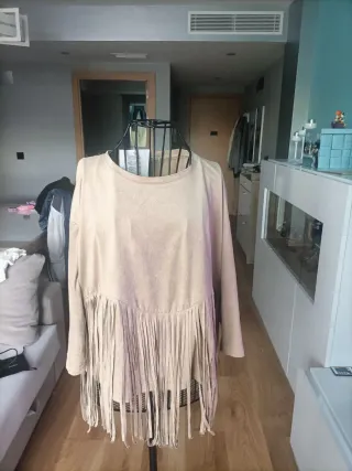 Camiseta Bershka flecos beige