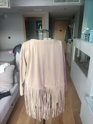 Camiseta Bershka flecos beige