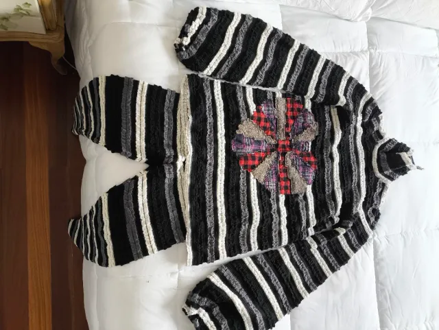 Traje de rayas con aplique floral