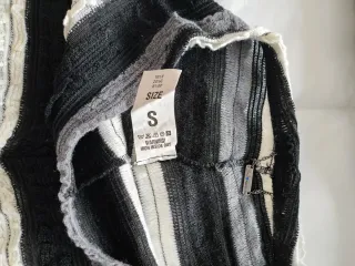 Traje de rayas con aplique floral