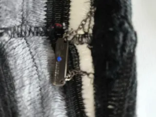 Traje de rayas con aplique floral