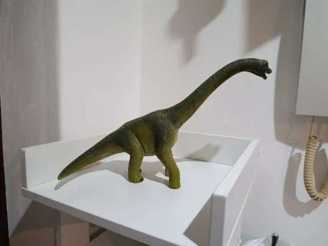 Dinosaurio verde de juguete