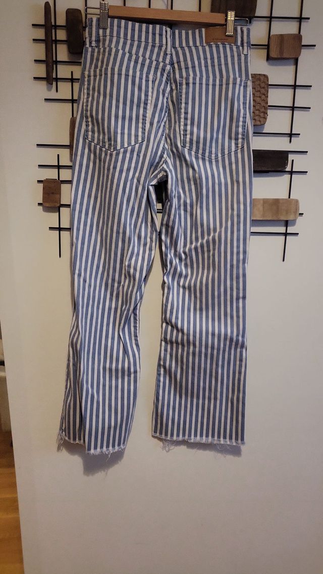 Pantalón de rayas azul y blanco acampanado