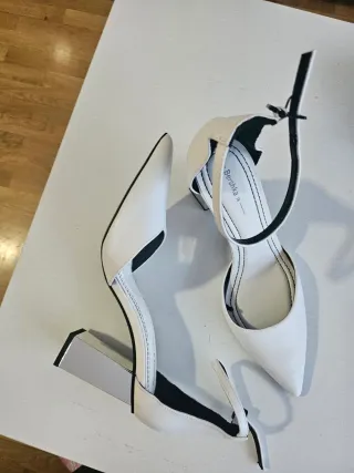 Zapatos Bershka blancos tacón plateado