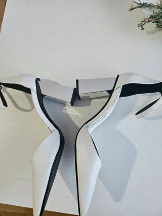 Zapatos Bershka blancos tacón plateado