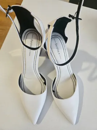 Zapatos Bershka blancos tacón plateado