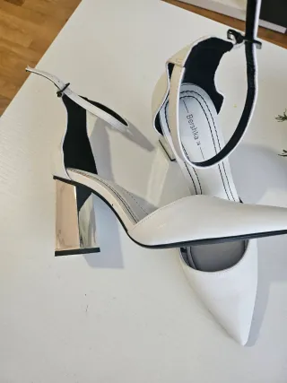Zapatos Bershka blancos tacón plateado