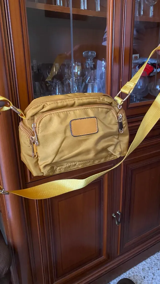 Bolsos y mochilas mujer: oro, verde, rojo