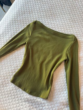 Top verde oliva manga larga con cuello boat