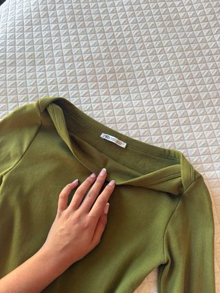 Top verde oliva manga larga con cuello boat