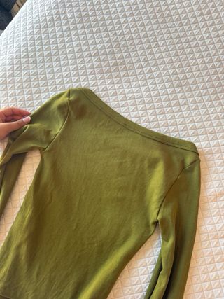 Top verde oliva manga larga con cuello boat