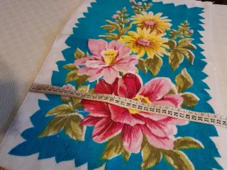 Tessuto floreale grande e piccolo