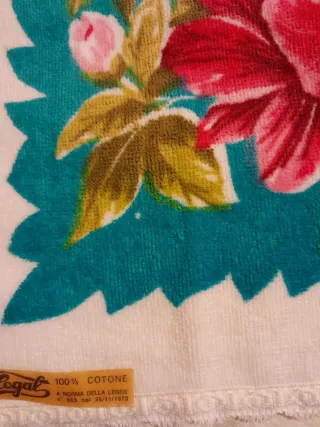 Tessuto floreale grande e piccolo