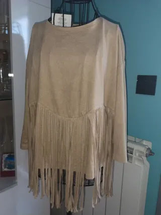 Camiseta Bershka beige con flecos