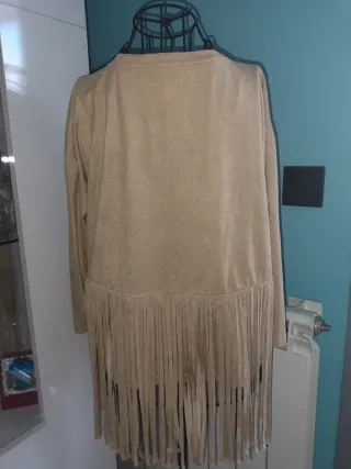 Camiseta Bershka beige con flecos