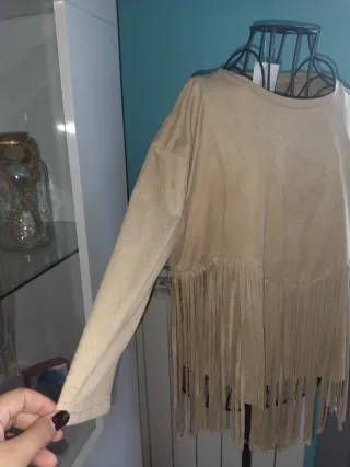 Camiseta Bershka beige con flecos