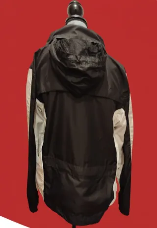 Cortavientos con etiqueta