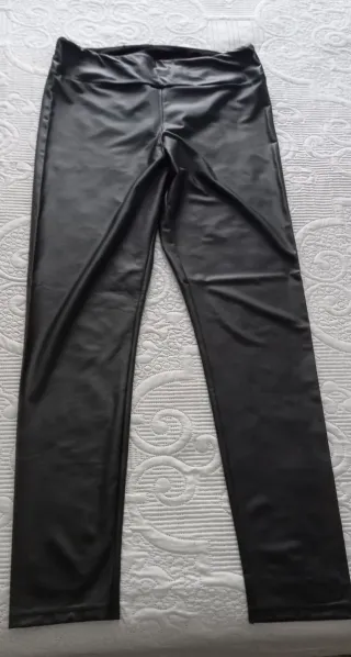 Conjunto leggings efecto piel y camiseta