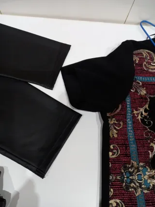 Conjunto leggings efecto piel y camiseta