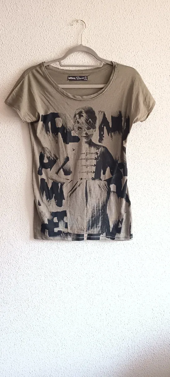 Camiseta verde con estampado gráfico