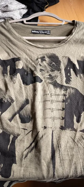 Camiseta verde con estampado gráfico