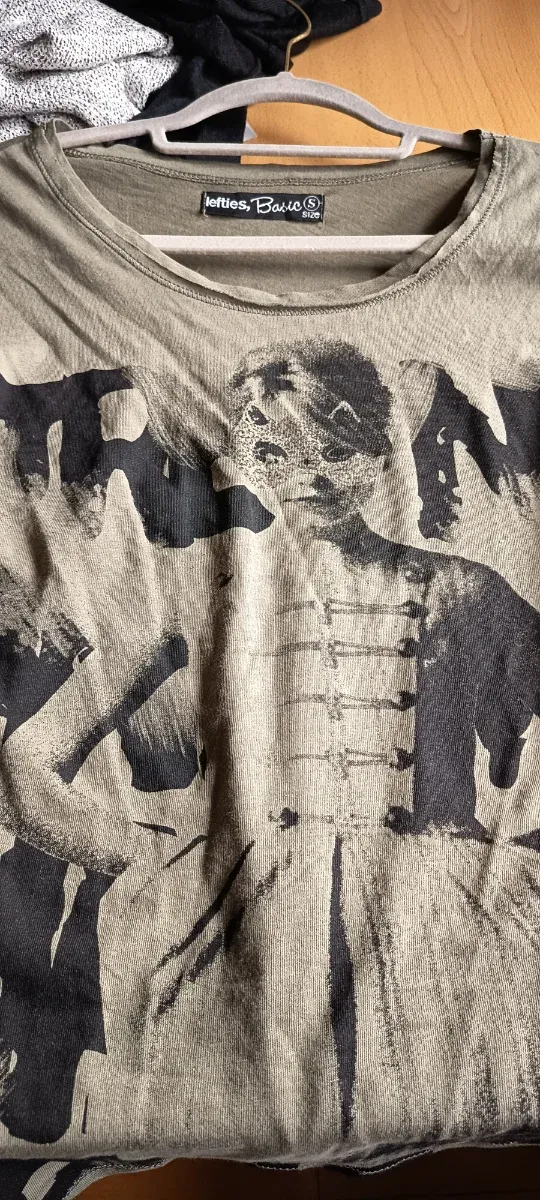 Camiseta verde con estampado gráfico