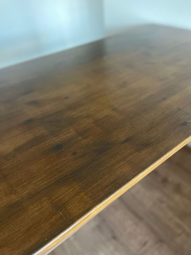 Mesa de comedor de madera
