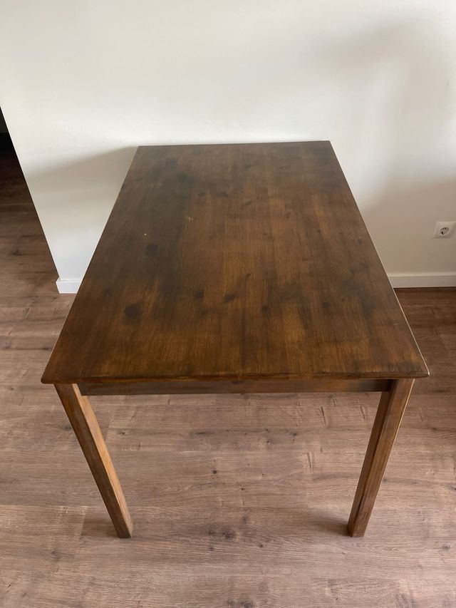Mesa de comedor de madera