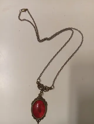 Collana con ciondolo ovale rosso