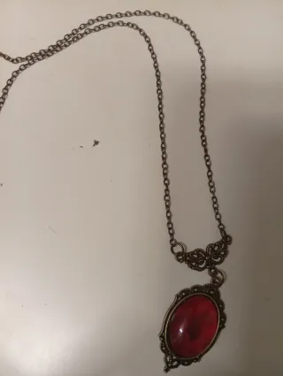 Collana con ciondolo ovale rosso