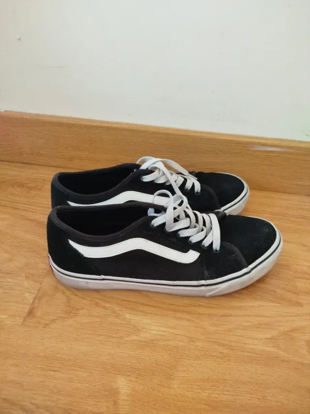 Zapatillas Vans Negras con Raya Blanca