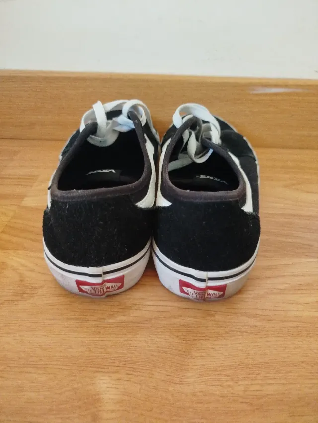 Zapatillas Vans Negras con Raya Blanca