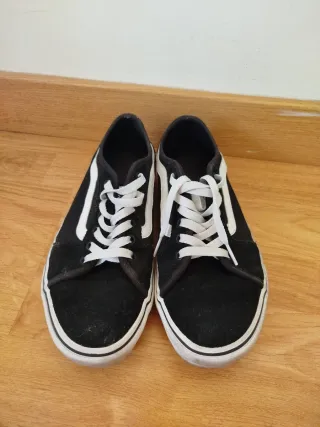 Zapatillas Vans Negras con Raya Blanca