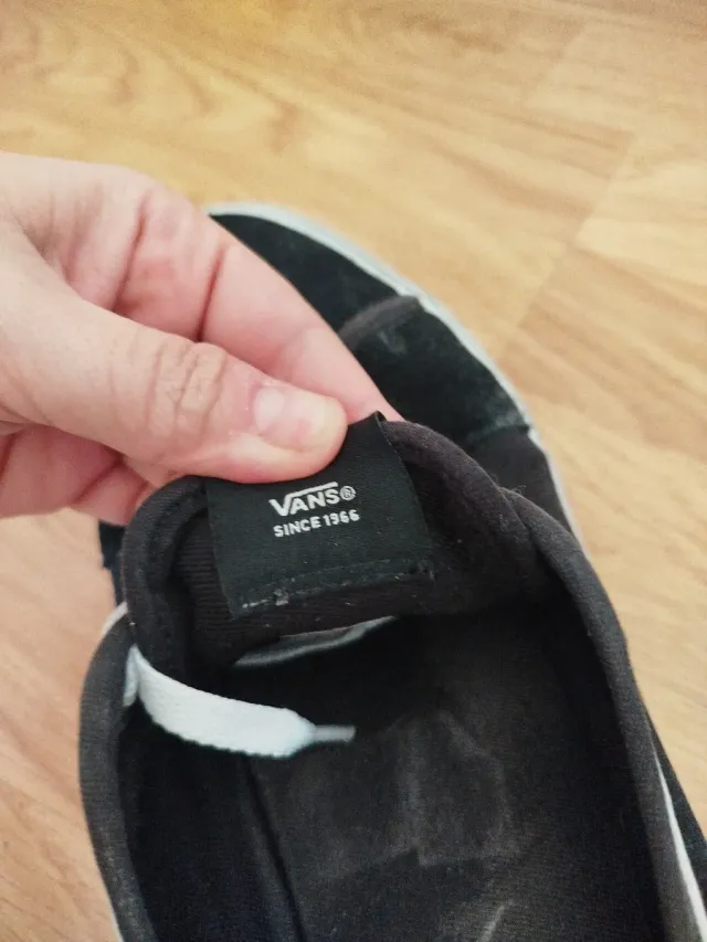 Zapatillas Vans Negras con Raya Blanca