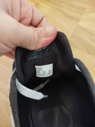 Zapatillas Vans Negras con Raya Blanca