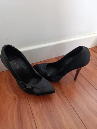 Zapatos de tacón negros con lazo