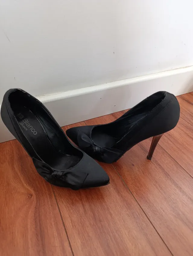 Zapatos de tacón negros con lazo