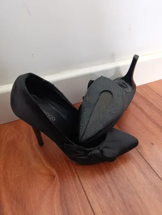 Zapatos de tacón negros con lazo