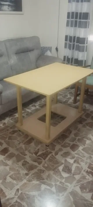 Mesa camilla de madera color beige y marrón