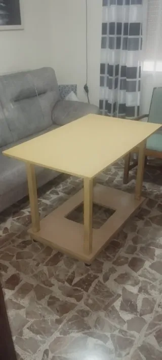 Mesa camilla de madera color beige y marrón