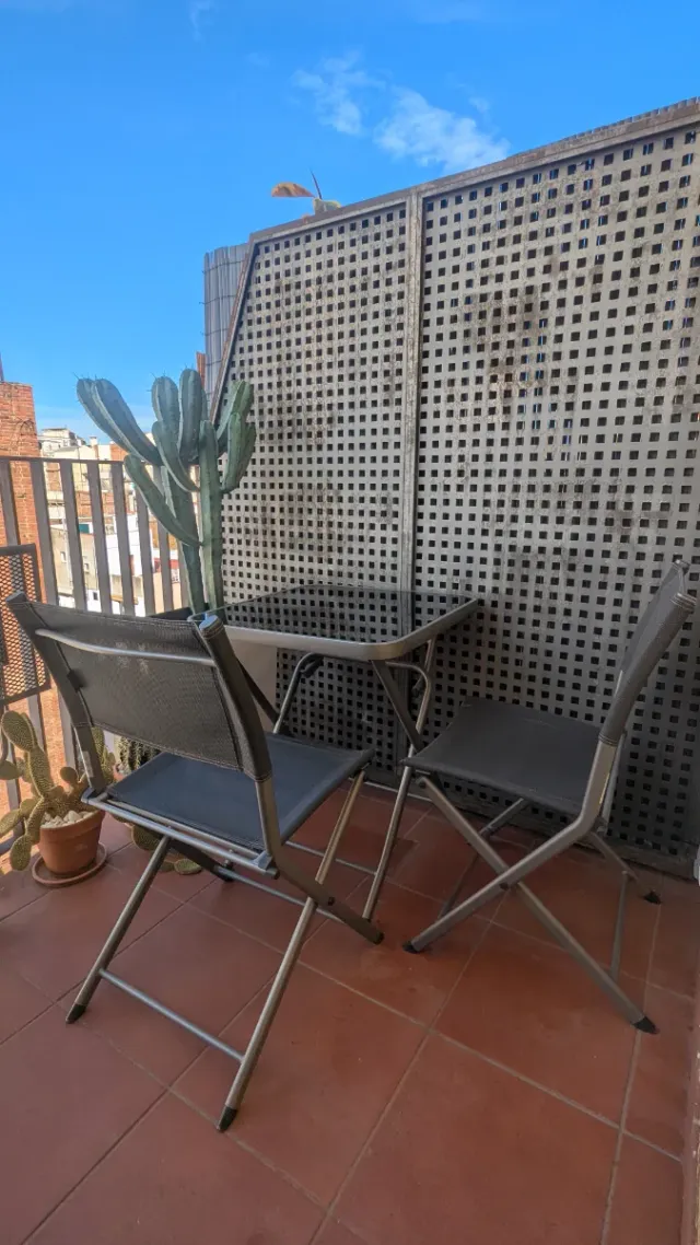 Mesa de balcón con dos sillas (plegables)