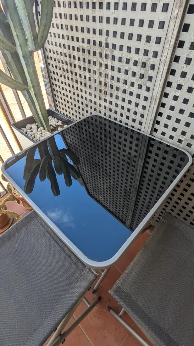 Mesa de balcón con dos sillas (plegables)