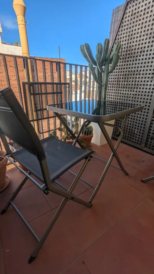 Mesa de balcón con dos sillas (plegables)