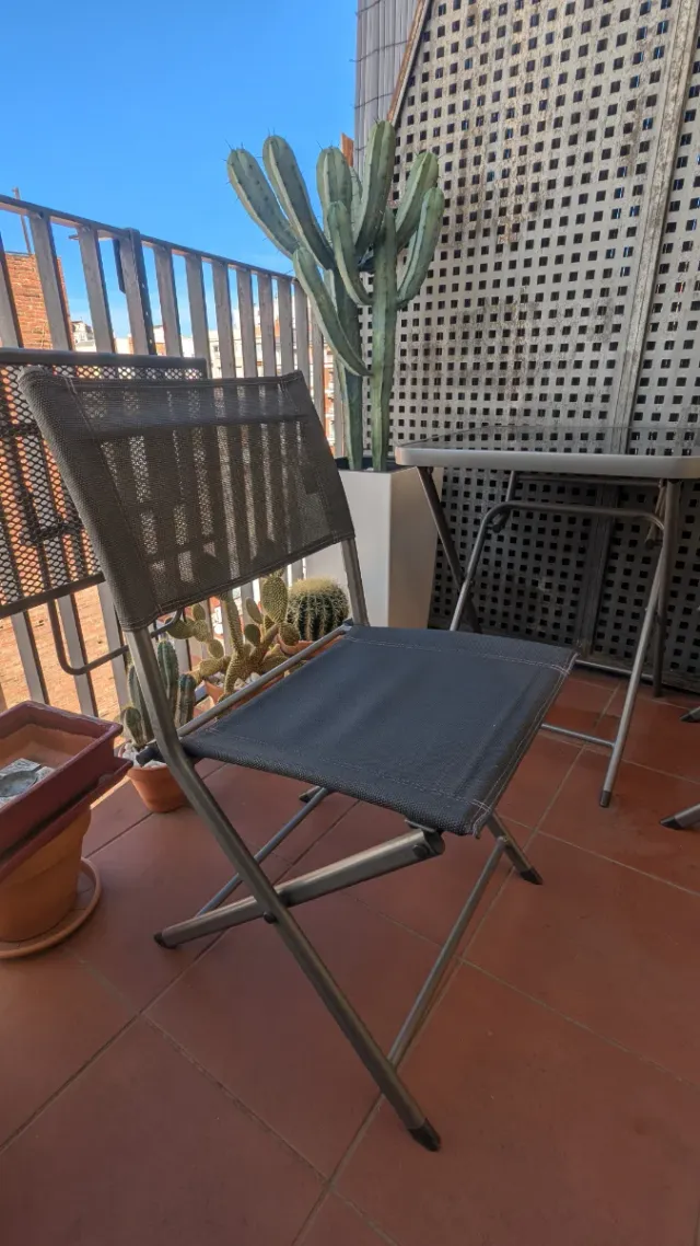 Mesa de balcón con dos sillas (plegables)