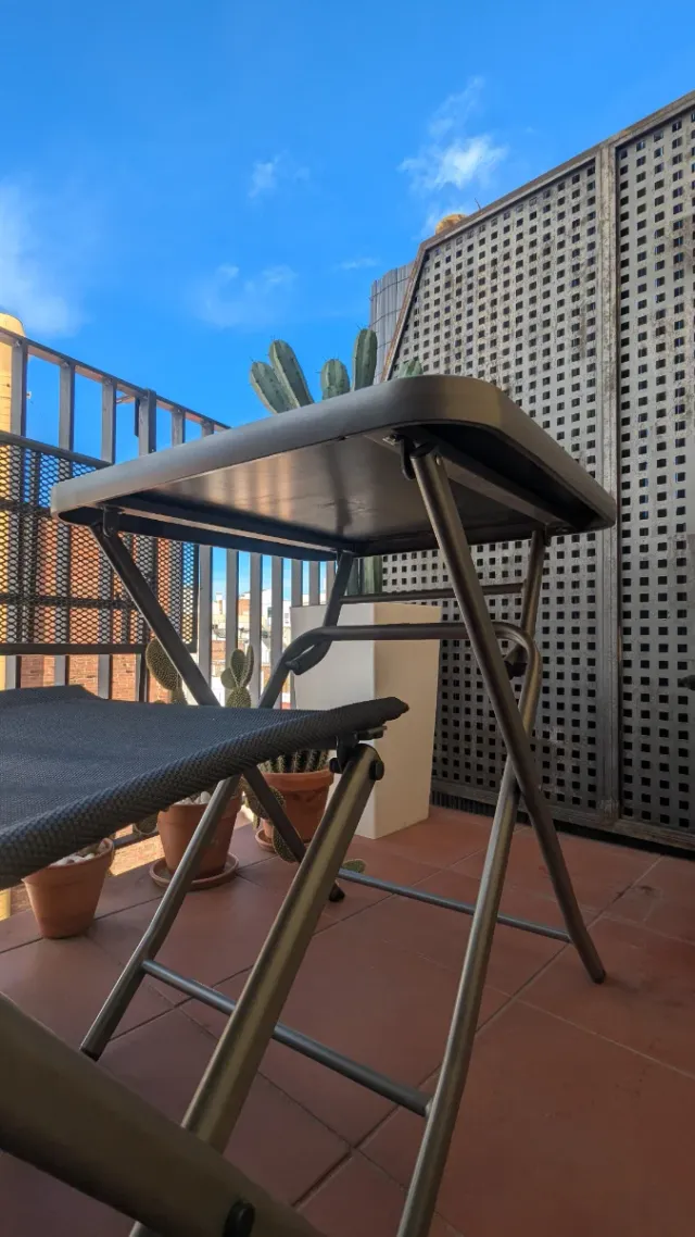 Mesa de balcón con dos sillas (plegables)