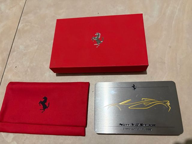 Ferrari fermacarte scatola e porta badge