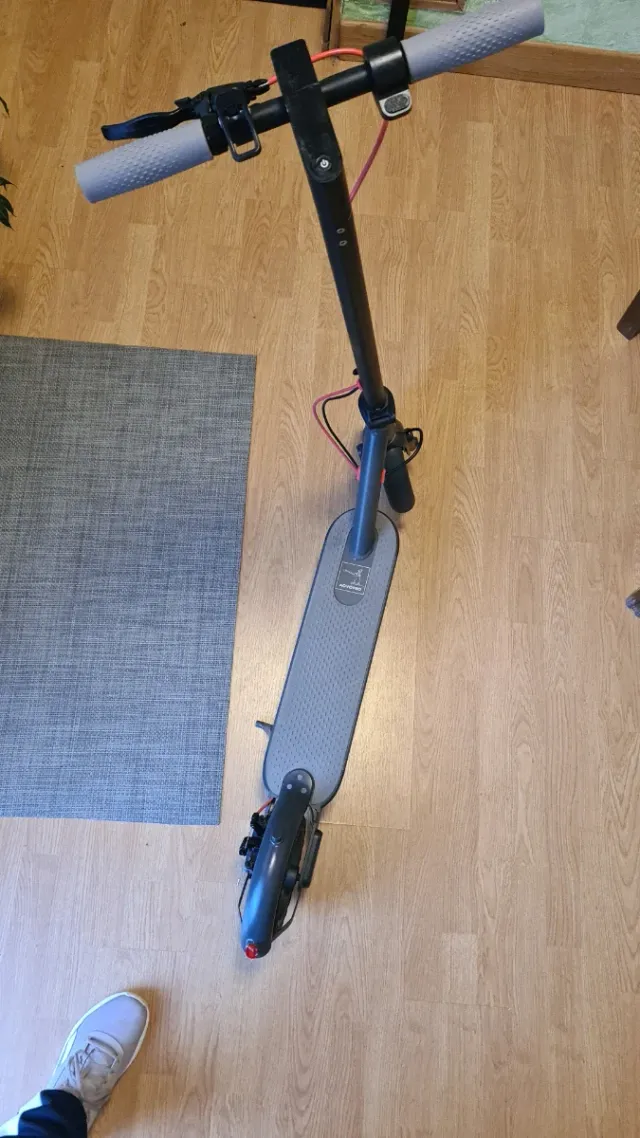 Patinete eléctrico gris