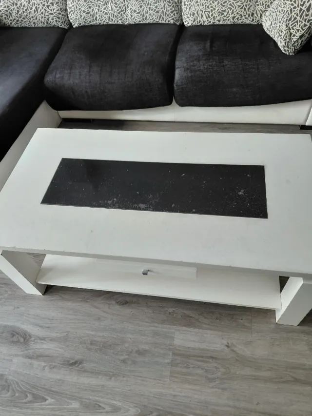 Mesa de centro blanca con cristal negro