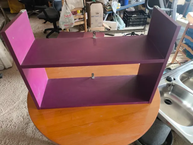 Estantería de madera morada para colgar