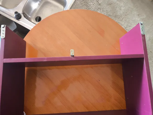 Estantería de madera morada para colgar